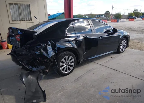 2018 Toyota Camry Le z USA, uszkodzony, nr VIN 4T1B11HK0JU627515